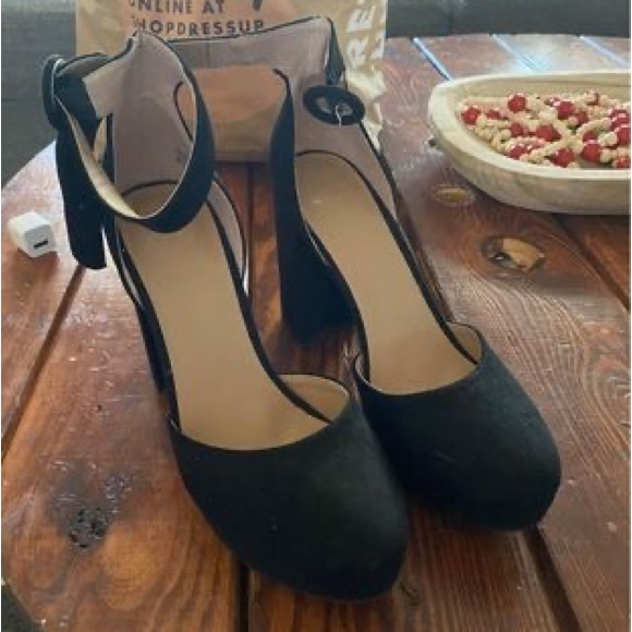 Crown & Ivy Heels - Picture 3 of 4